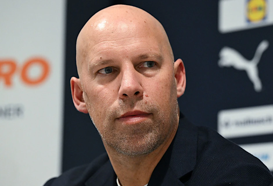 ARCHIV - Axel Kromer, DHB Sportvorstand, nimmt an einer Pressekonferenz teil.  