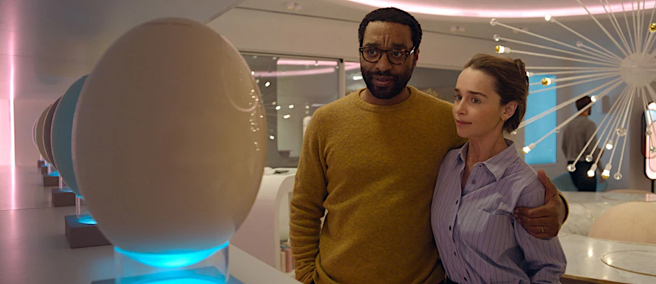HANDOUT - Emilia Clarke als Rachel und Chiwetel Ejiofor als Alvy in einer Szene des Films "Baby To Go".  