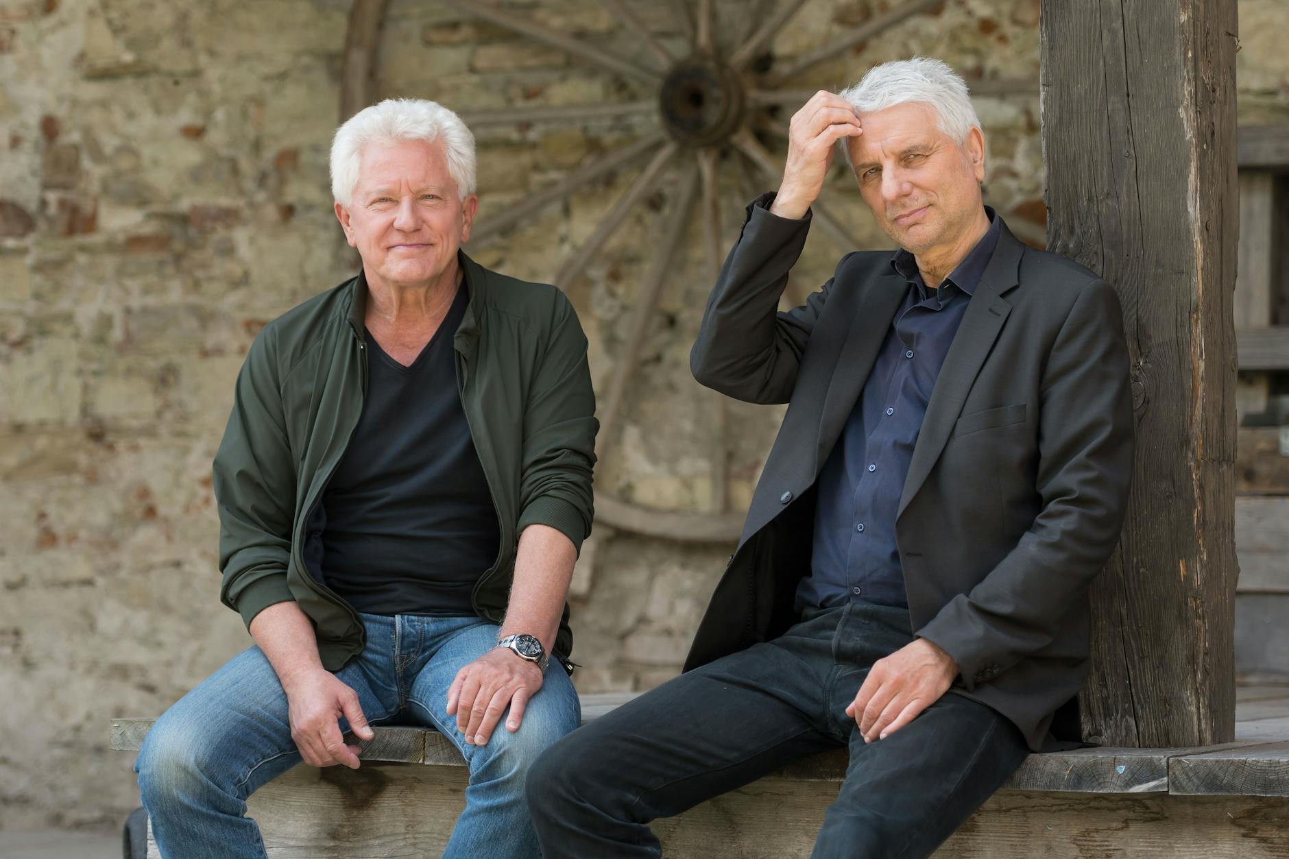 Die Schauspieler Miroslav Nemec (l, als Ivo Batic) und Udo Wachtveitl (als Franz Leitmayr), bei Dreharbeiten für den Tatort "Wunder gibt es immer wieder".