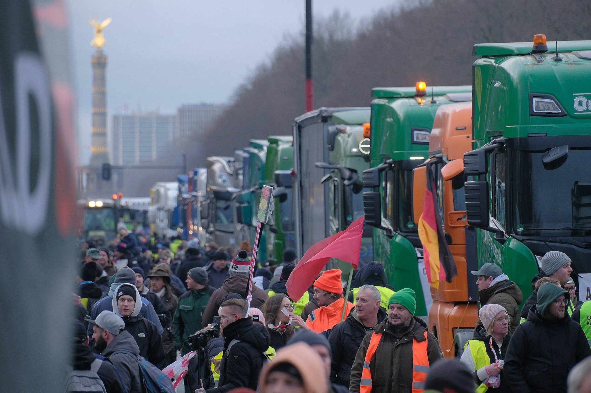Teilnehmer auf der Großdemonstration am Brandenburger Tor und auf der Straße des 17. Juni in Berlin am 15. Januar 2024