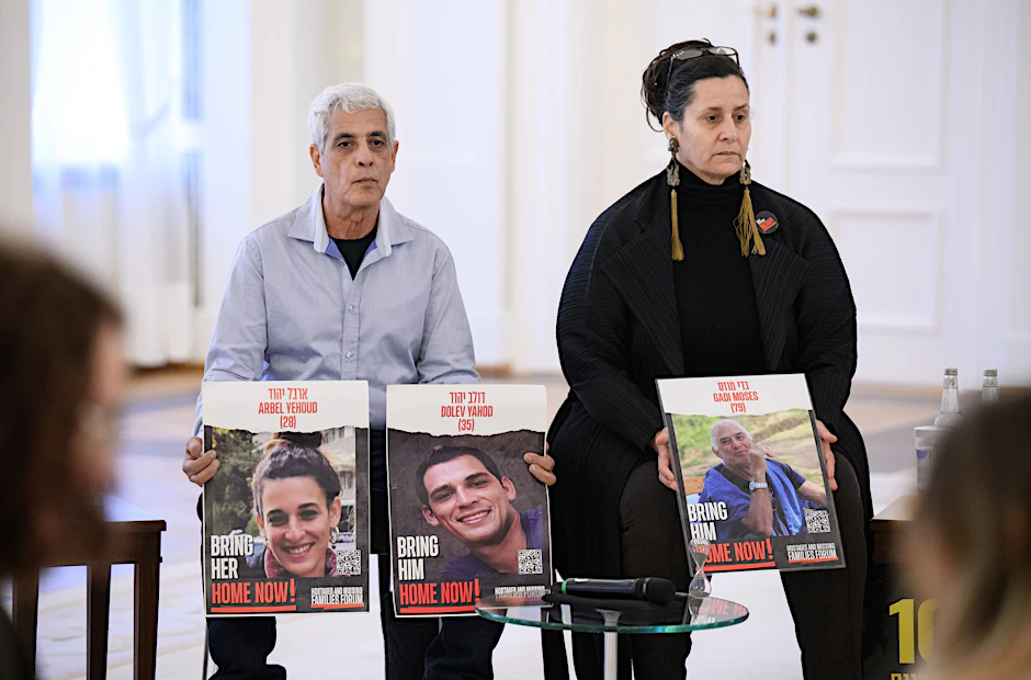 Besuch mit&nbsp;im Schloss Bellevue:&nbsp;Yehiel Yehoud (l) und Efrat Machikawa, Angehörige von drei Hamas-Geiseln, trafen Anfang der Woche Bundespräsident Steinmeier in Berlin.&nbsp;