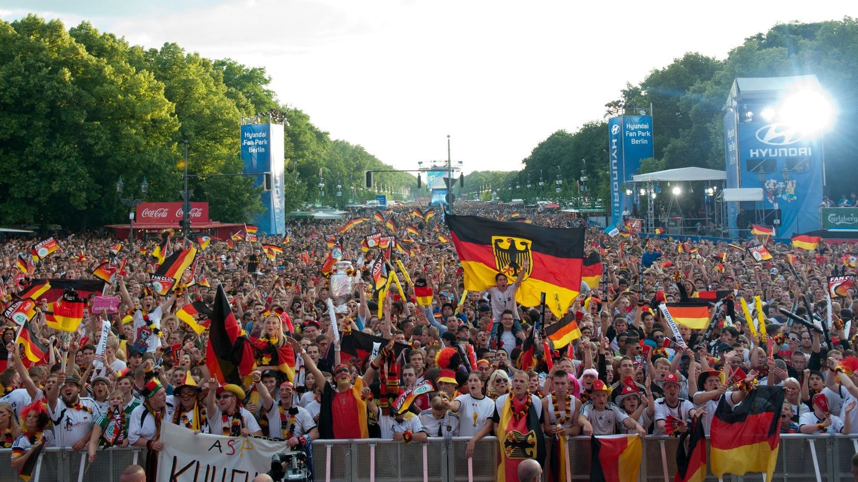 Auf der Straße des 17. Juni wird es wie bei der EM 2012 wieder eine Fanmeile geben.