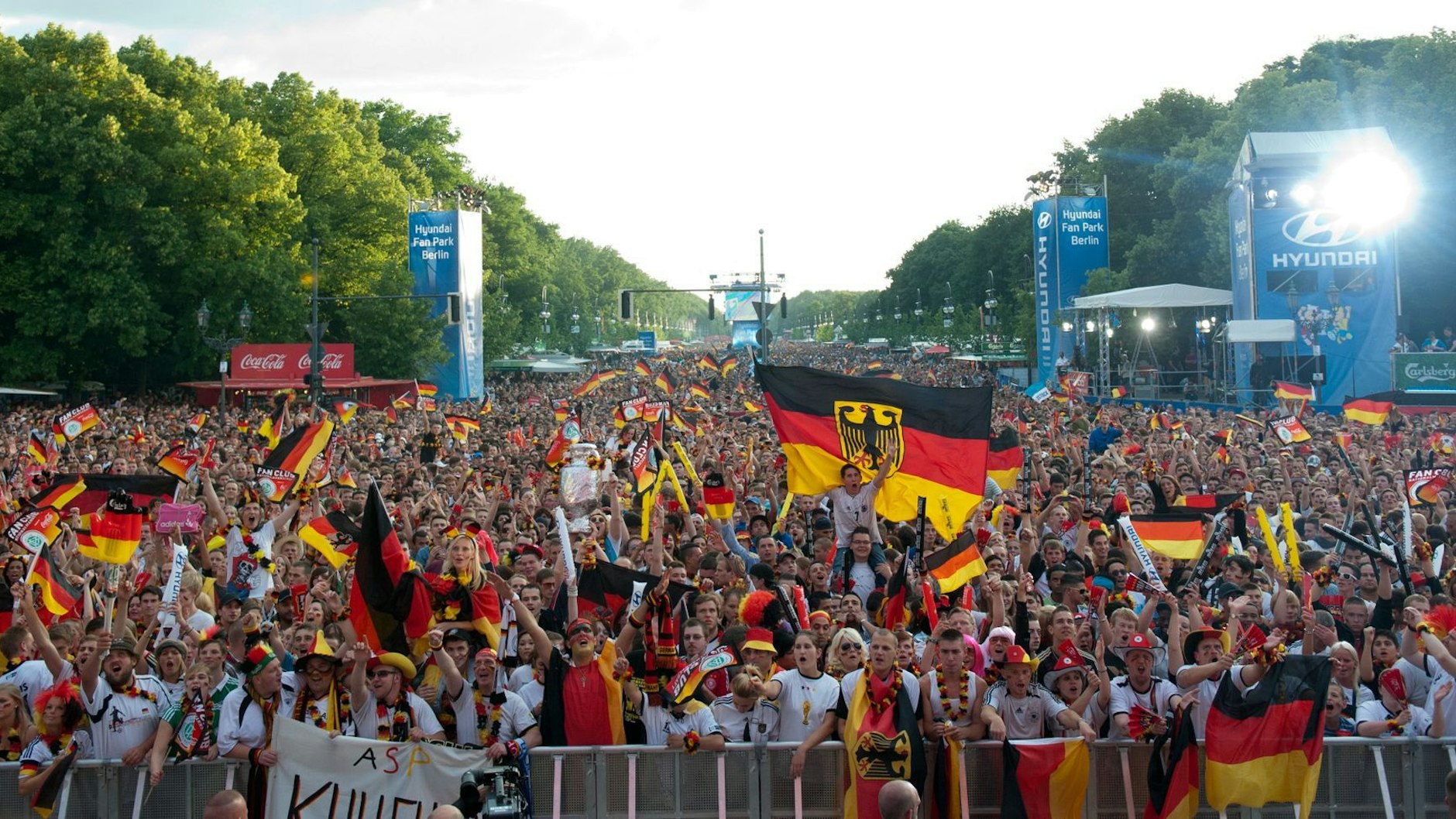 Auf der Straße des 17. Juni wird es wie bei der EM 2012 wieder eine Fanmeile geben.