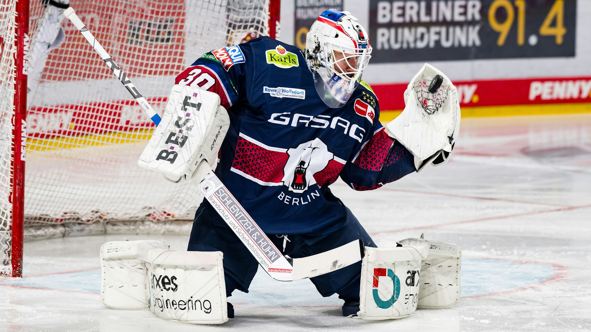 Jake Hildebrand muss weiter sicher zupacken, wenn er Torwart Nummer eins der Eisbären bleiben will.