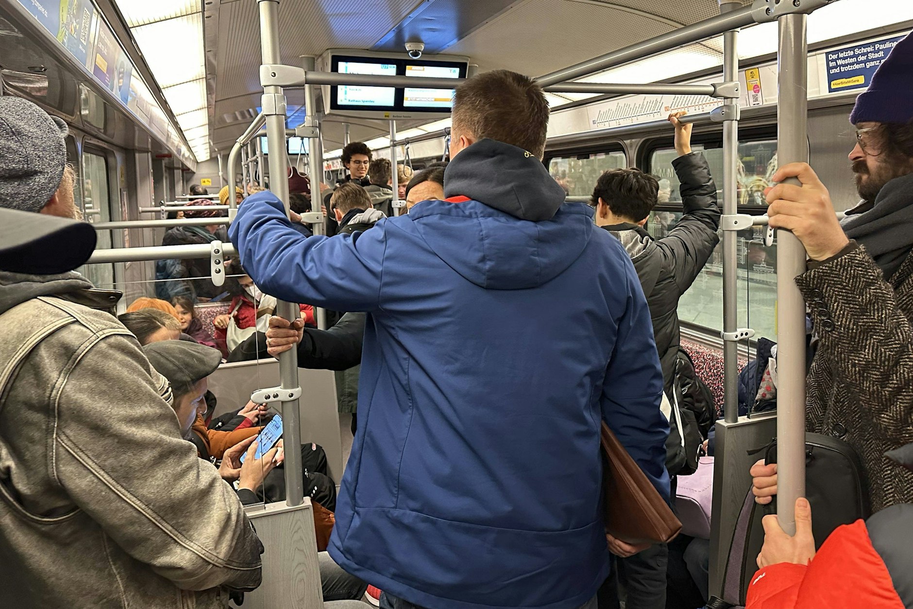 Die U-Bahnen in Berlin sind aktuell wieder besonders voll. Dieses Bild entstand am 15.12.2023