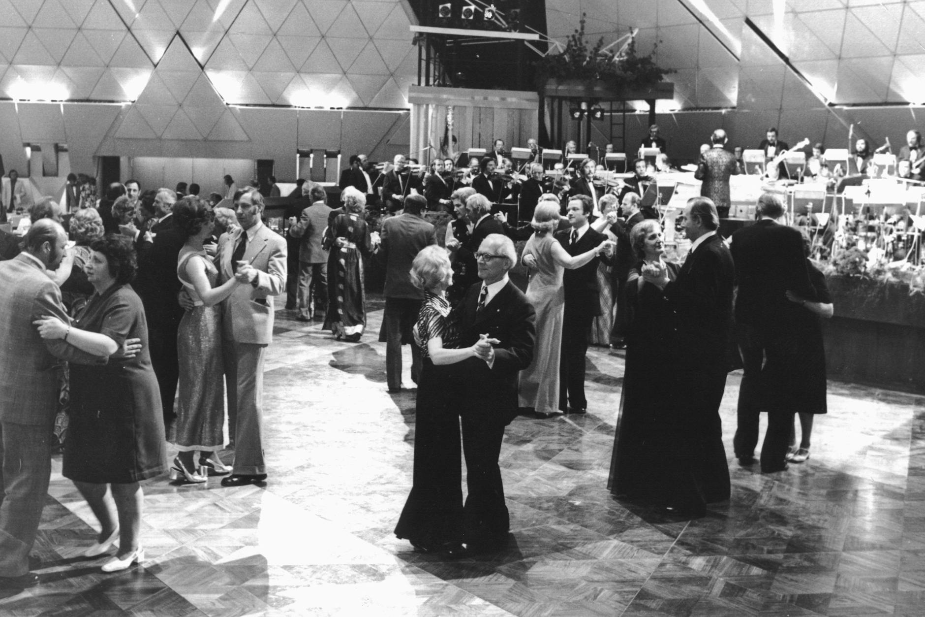 Der Palast der Republik wird am 23. April 1976 der Öffentlichkeit übergeben: Mit einem Tanz eröffnen Erich Honecker und seine Gattin Margot (M.) die Feier.