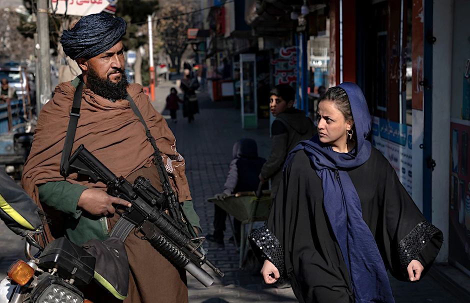 ARCHIV - Ein Taliban-Kämpfer steht Wache (Archivfoto). Immer wieder kommt es in Afghanistan zu Einschüchterungen und willkürlichen Festnahmen.  