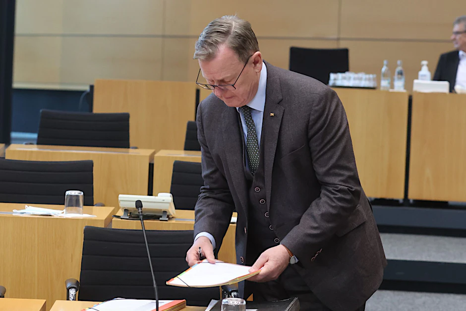 ARCHIV - Bodo Ramelow (Die Linke), Ministerpräsident von Thüringen, seht vor Beginn der Landtagssitzung im Plenarsaal.  