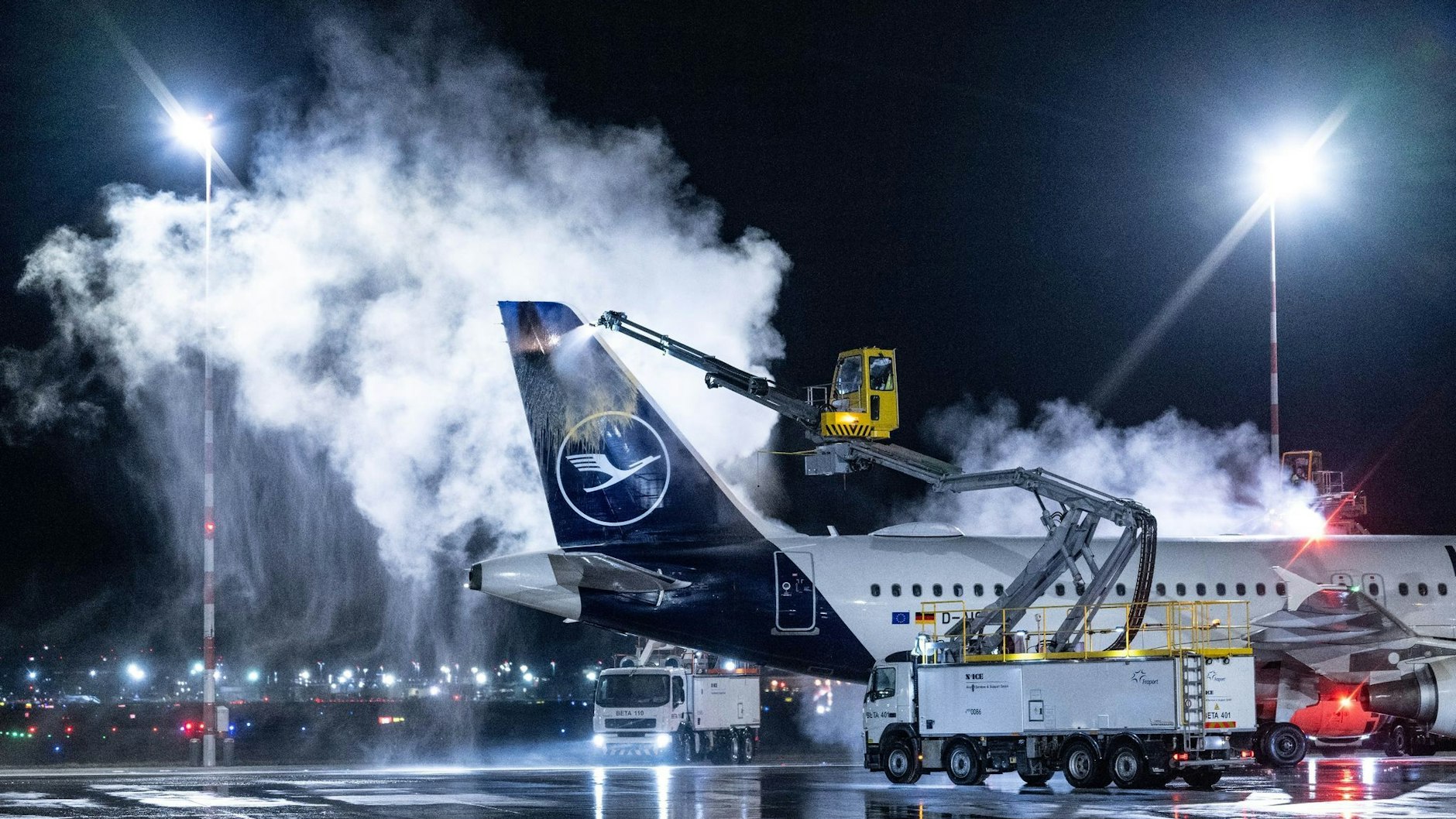 Eine Passagiermaschine wird in Frankfurt/Main enteist. Seit Donnerstagmittag sind hier wegen Eisregens keine Starts mehr möglich.