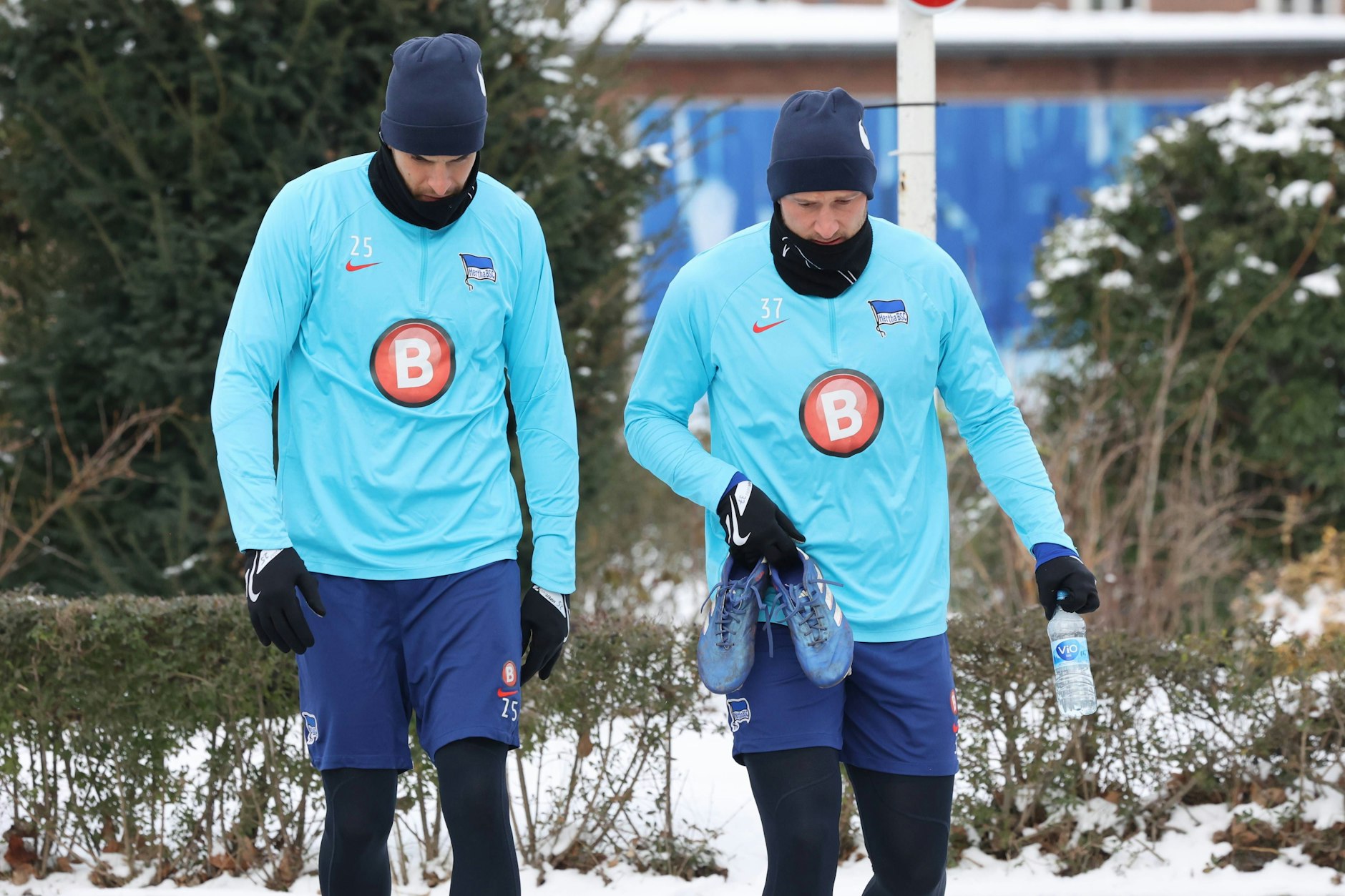 Einen Tag nach dem Tod von Hertha-Präsident Kay Bernstein laufen Stürmer Haris Tabovic und Kapitän Toni Leistner mit trauriger Miene und hängendem Kopf auf den Trainingsplatz.