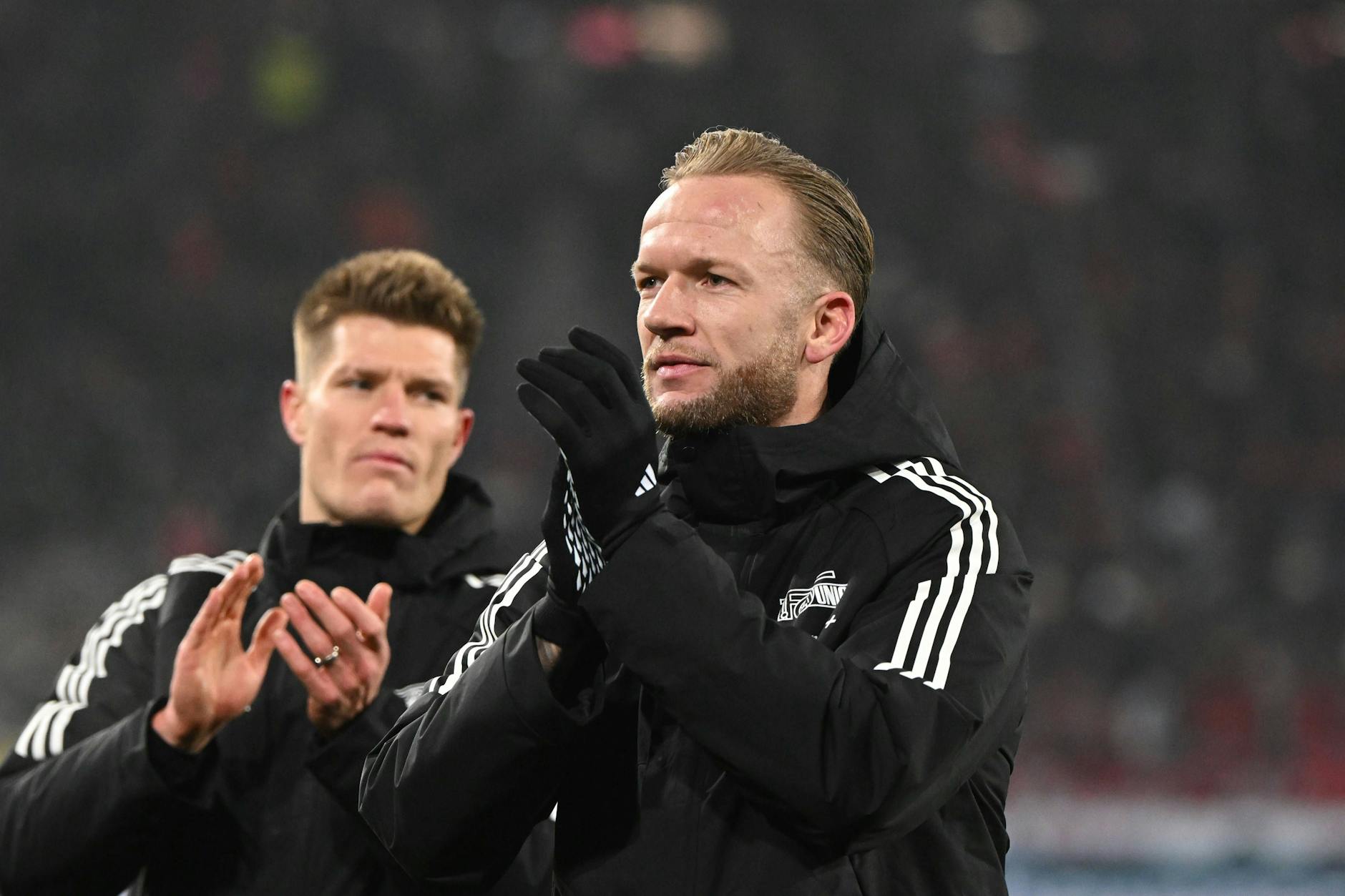 Neuzugang Kevin Vogt (32, r,) und Kevin Behrens (32) bedanken sich nach dem 0:0 in Freiburg bei den mitgereisten Fans des 1. FC Union.