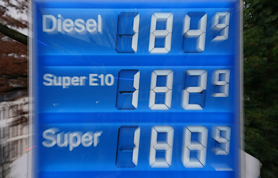 PRODUKTION - Die hohen Preise haben sich auch an der Tankstelle bemerkbar gemacht (Symbolbild).  