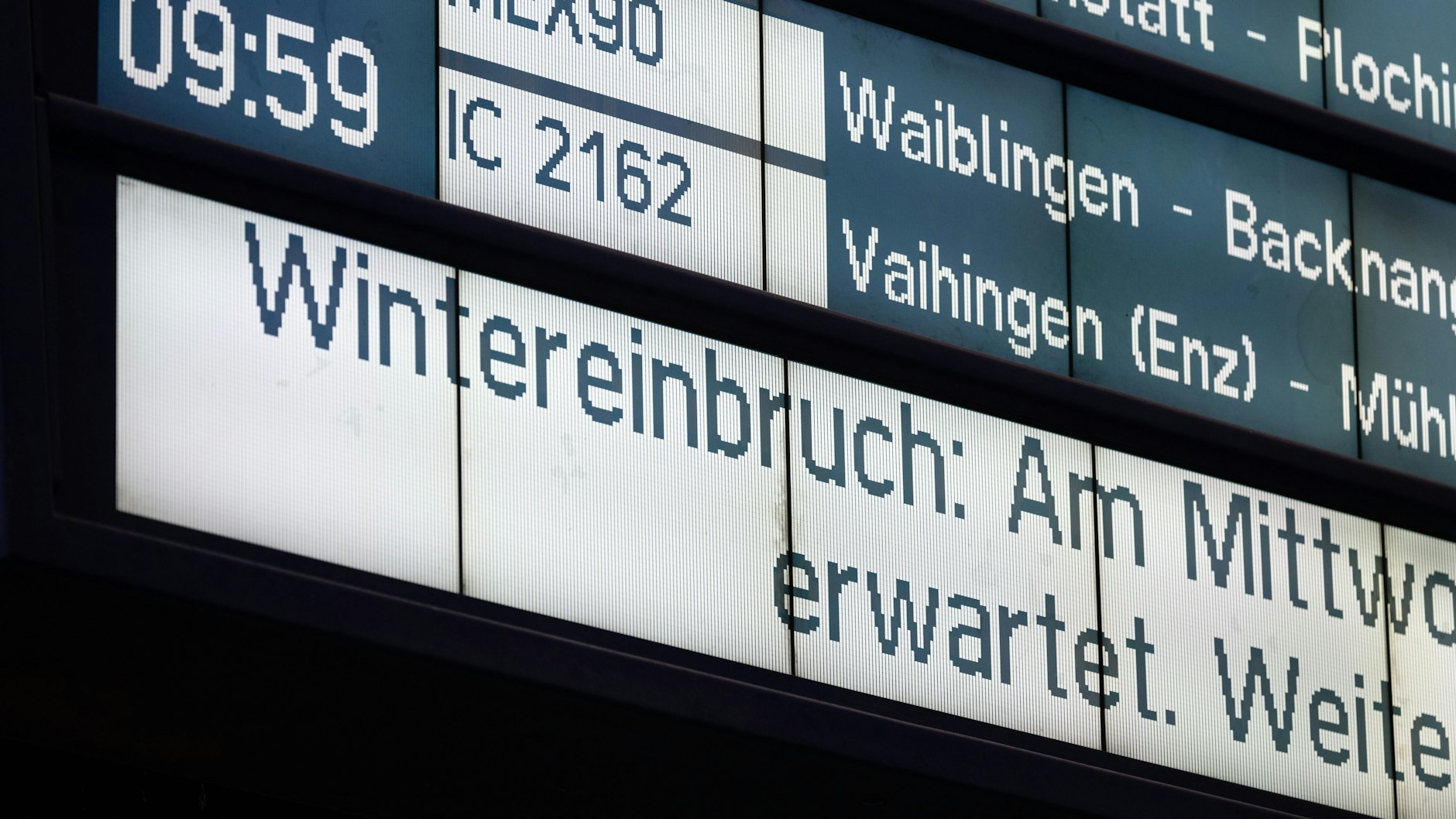 Der Deutsche Wetterdienst (DWD) warnte vor einer sehr hohen Glatteisgefahr durch gefrierenden Regen.