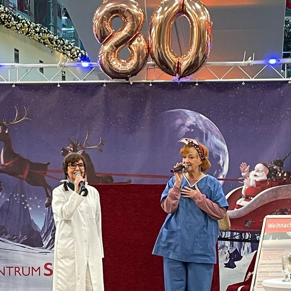 Puppendoktor Pille bei ihrem 80. Geburtstag mit Dagmar Gelbke als Assistentin Conny