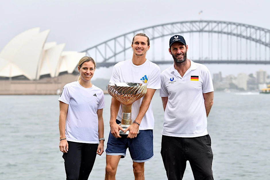 ARCHIV - Hoffen auf ein erfolgreiches Jahr: Angelique Kerber (l-r) und Alexander Zverev neben Torben Beltz, Kapitän des Teams Deutschland beim United Cup.  