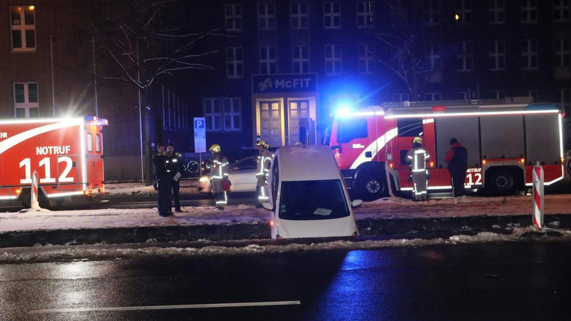 Ein Kleinwagen in Köpenick fuhr in eine Baugrube, ein Mann kam ins Krankenhaus.