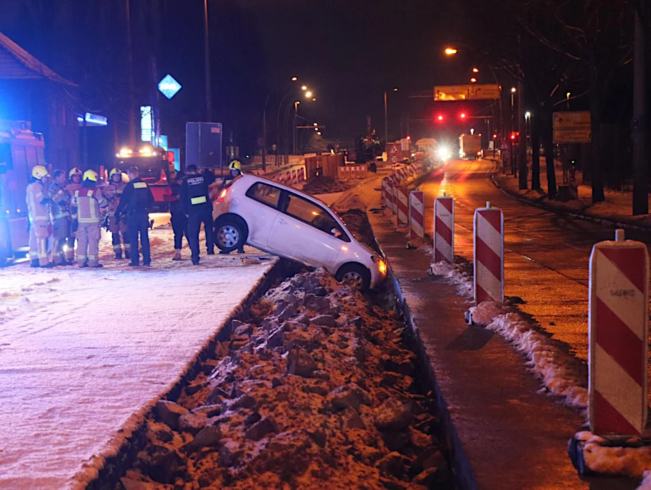 Das Auto eines Pflegedienstes ist in der Nacht zu Mittwoch in der Schnellerstraße verunglückt.