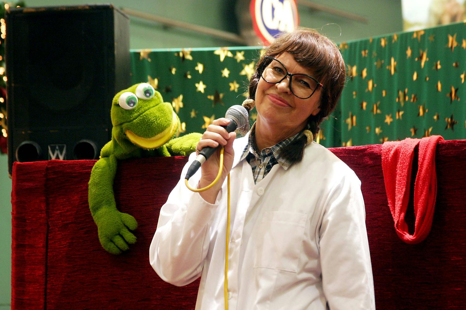 Urte Blankenstein als Frau Puppendoktor Pille – zusammen mit Frosch Quacki bereitet sie den Kindern viel Freude.