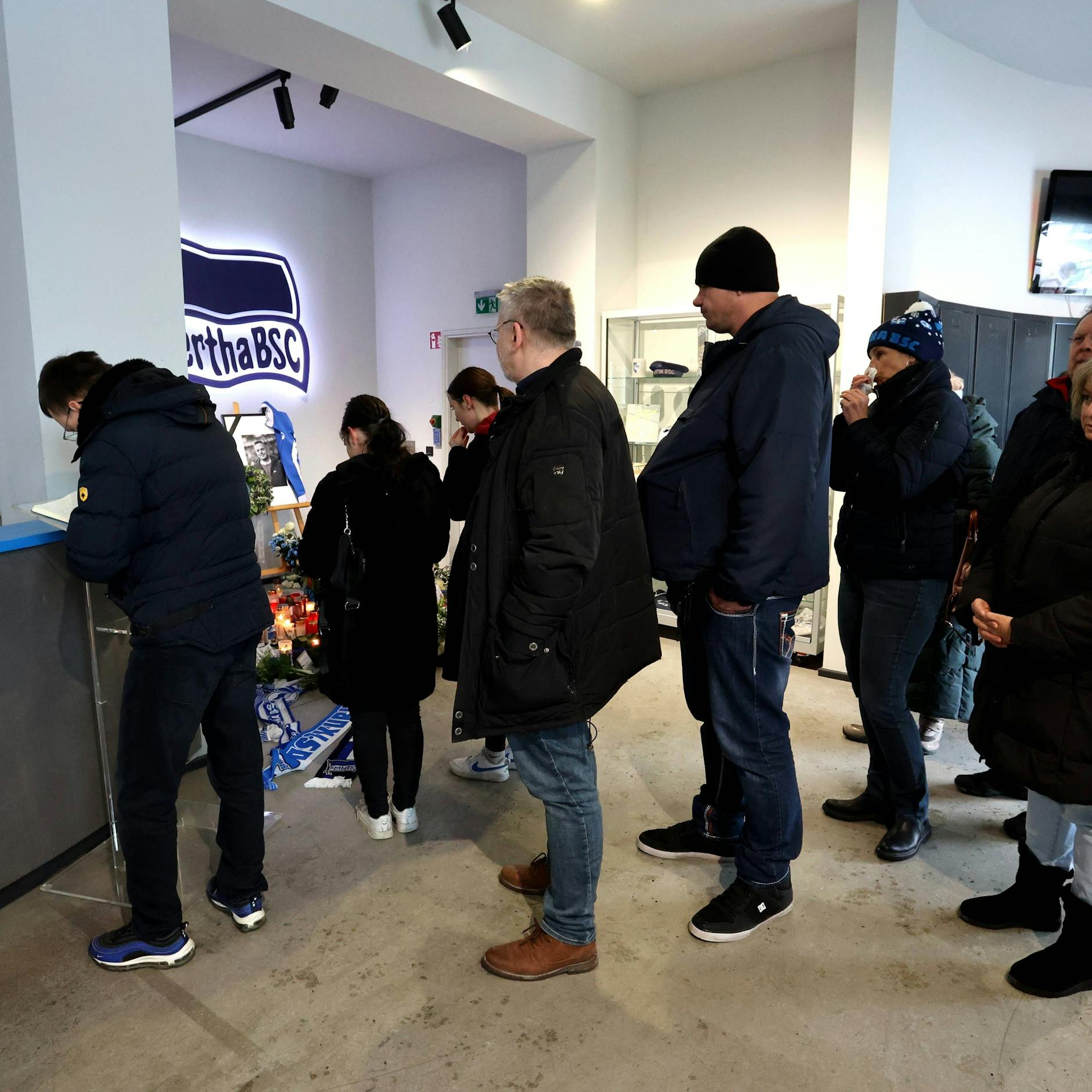 Hertha-Fans trugen sich Mittwoch auf der Geschäftsstelle ins Kondolenzbuch für den verstorbenen Präsidenten Kay Bernstein ein.