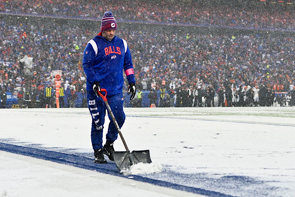 ARCHIV - Das Spiel der Bills gegen die Steelers ist wegen starkem Schneefall von Sonntag auf Montag verlegt worden.  