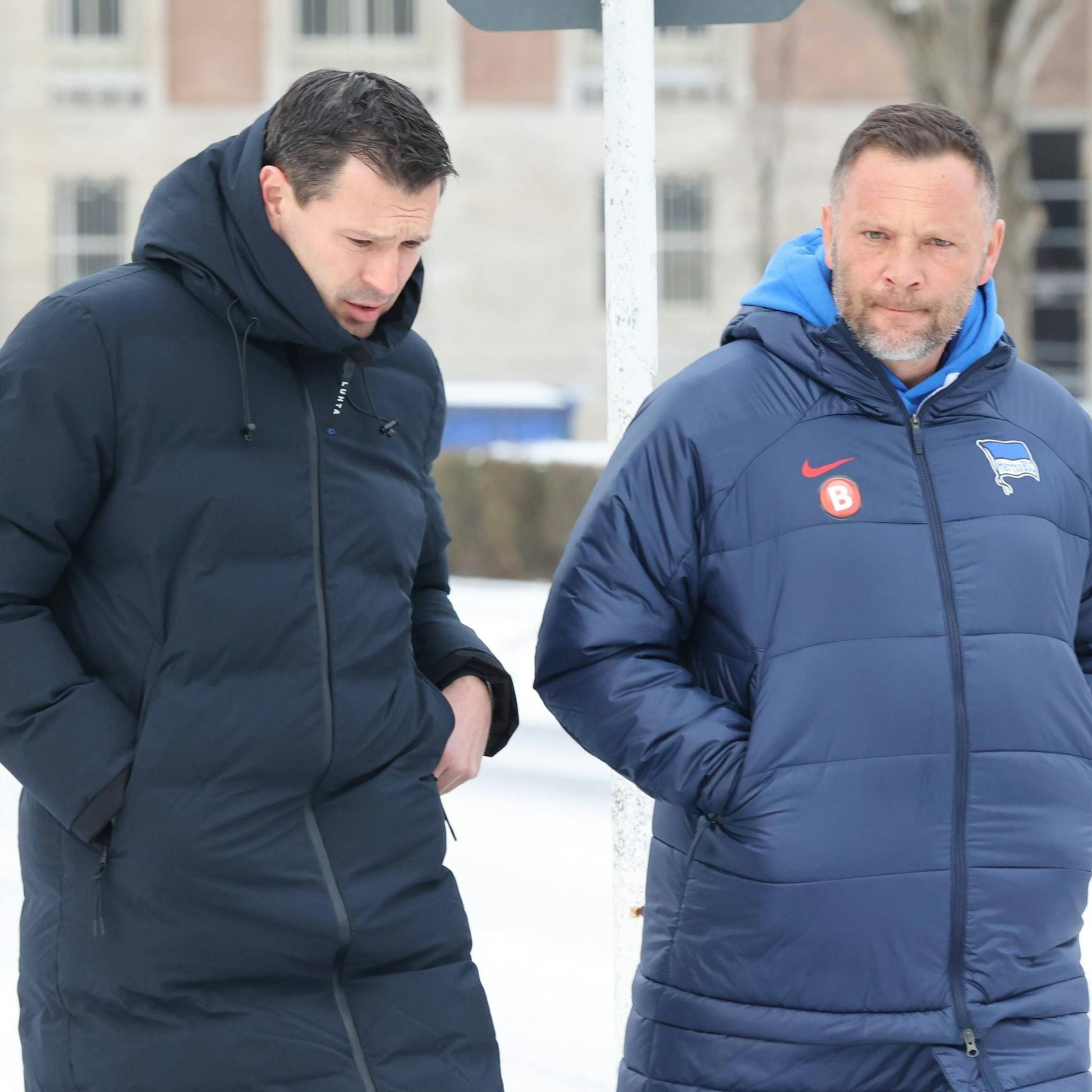 Sportdirektor Benjamin Weber und Trainer Pal Dardai versuchen tapfer in die Normalität zurückzukommen.