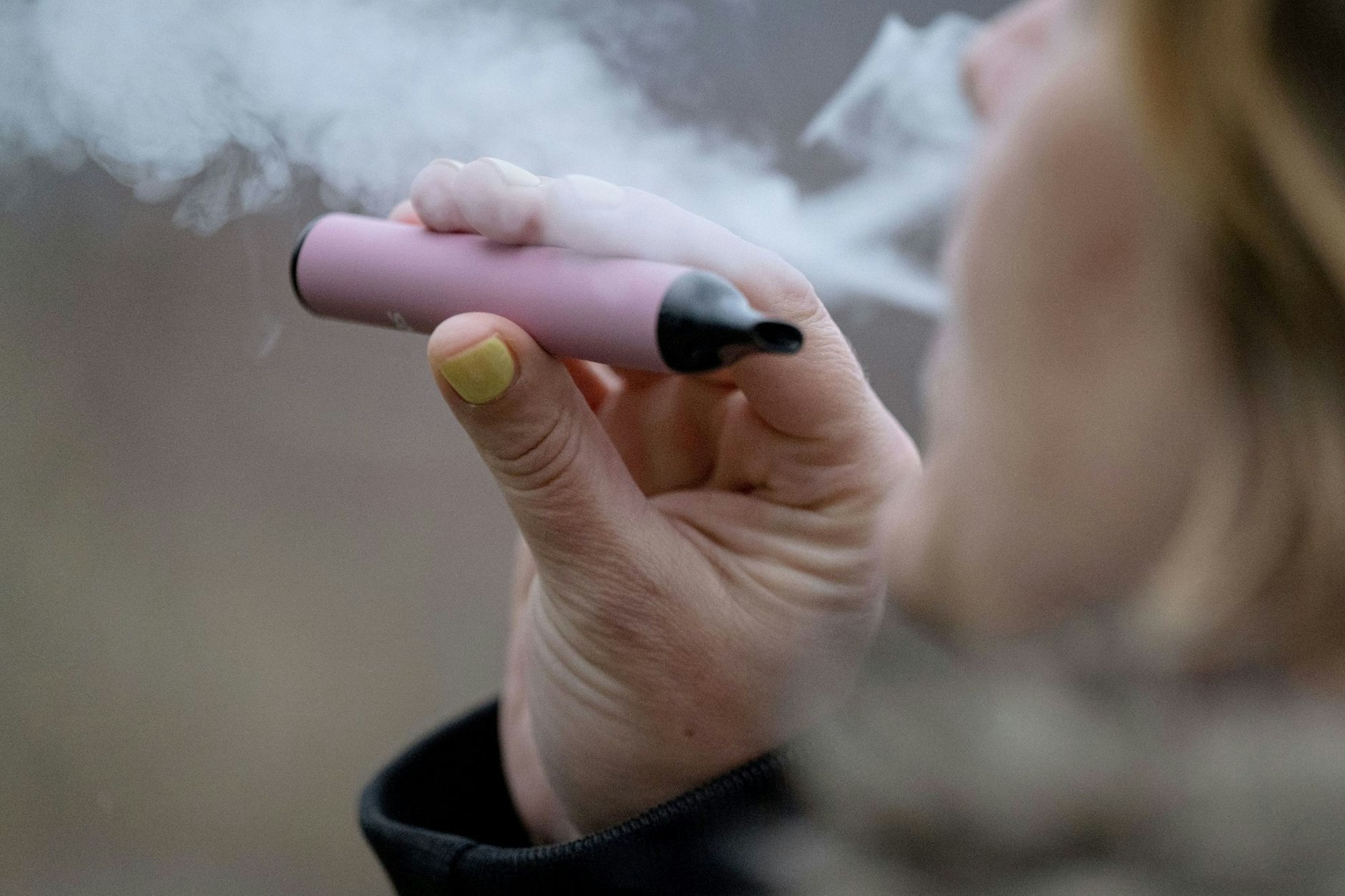 Immer mehr Jugendliche greifen zu E-Zigaretten. Das ist nicht nur gesundheitsschädlich, sondern auch schlecht für die Umwelt.&nbsp;