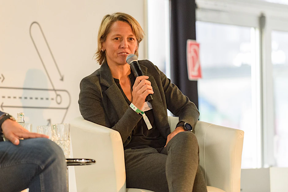 ARCHIV - Bayern-Sportdirektorin Bianca Rech will auch Männer als Schiedsrichter in der Frauen-Bundesliga einsetzen.  