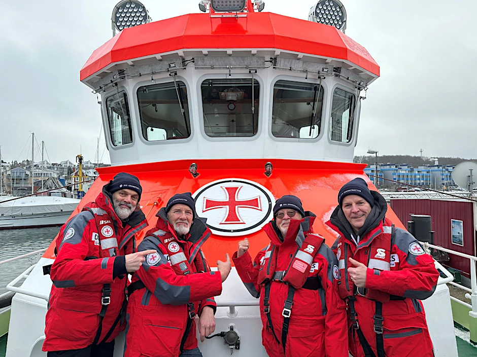 HANDOUT - Ehrenamtlicher Botschafter der Seenotretter sind die Band Santiano (l-r): Hans-Timm "Timsen" Hinrichsen, Björn Both, Peter David "Pete" Sage und Axel Stosberg.  