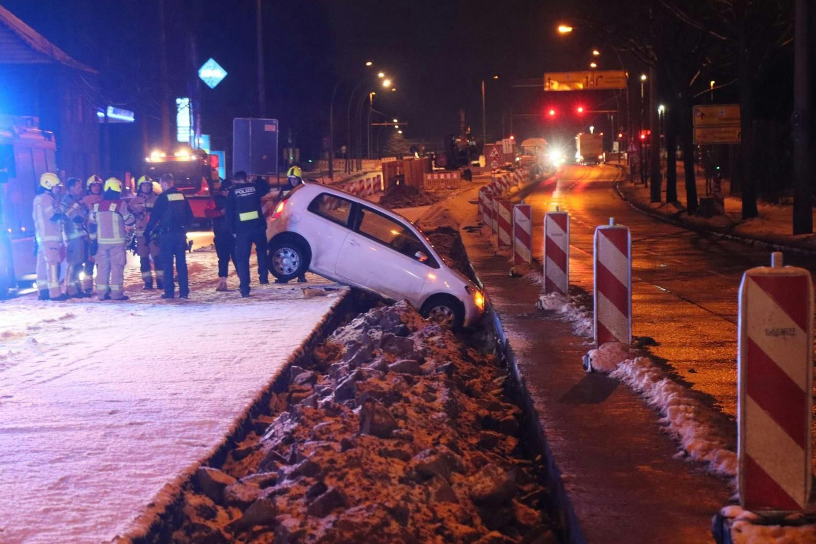 Ein Auto fuhr auf der Schnellerstraße in Köpenick in eine Baugrube.