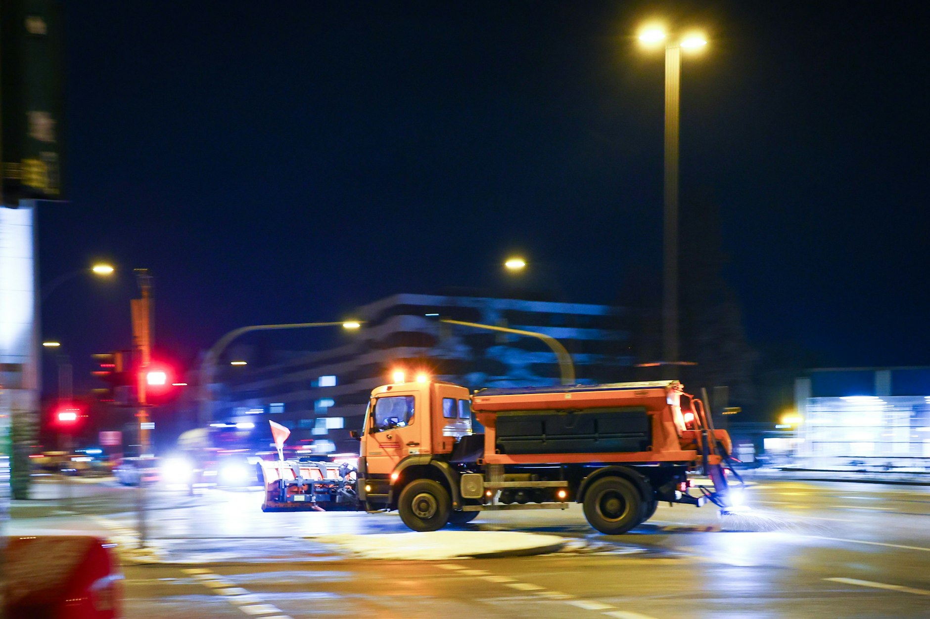 Ein Räum- und Streufahrzeug der Stadtreinigung ist am frühen Morgen bei winterlichen Bedingungen auf einer Hauptverkehrsstraße unterwegs. Schnee, Glatteis behindern in weiten Teilen Deutschlands den Verkehr.