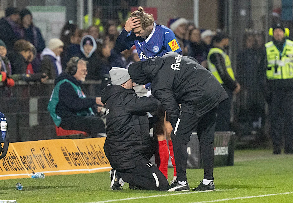 ARCHIV - Kiels Fiete Arp wird während der Partie gegen Hannover 96 am Spielfeldrand behandelt.  