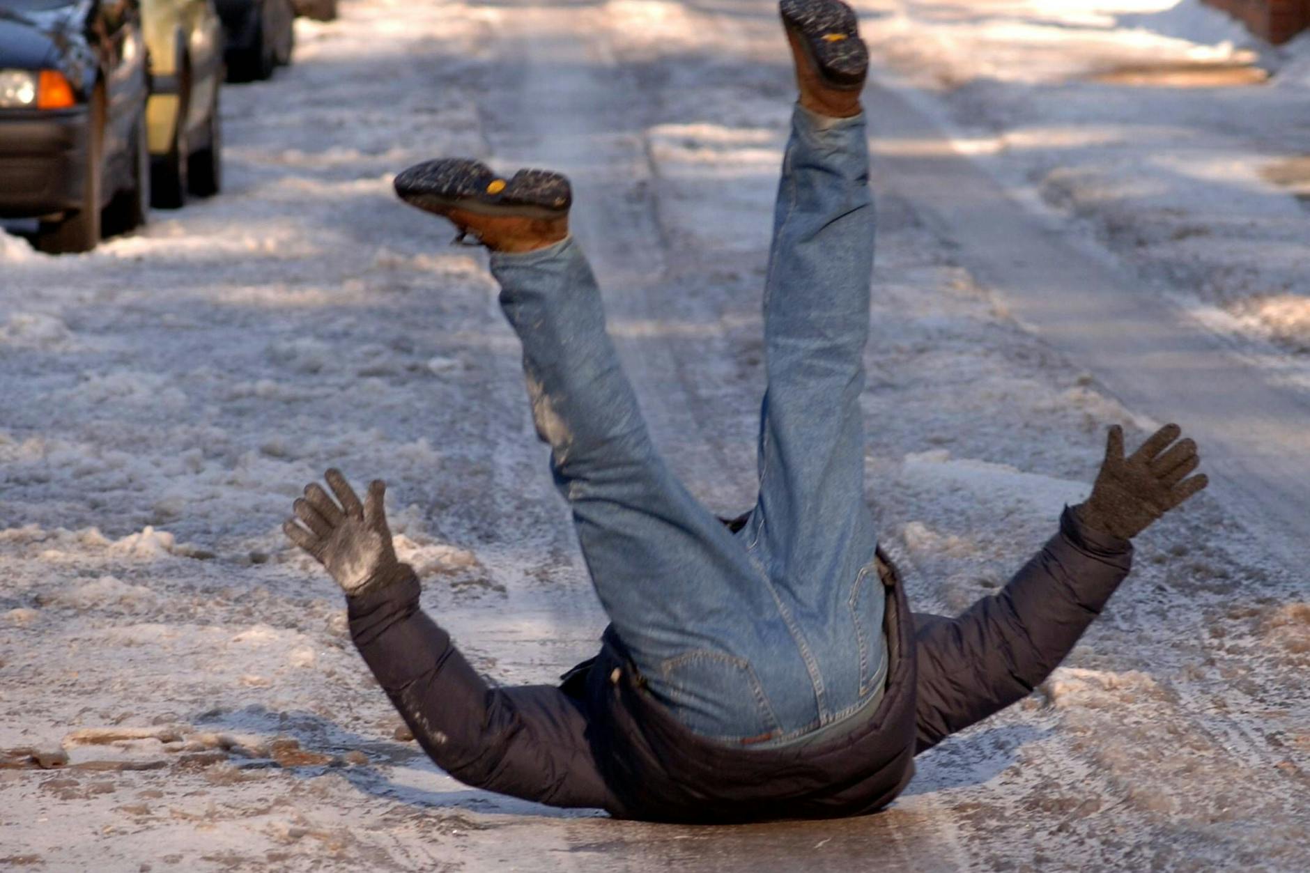 So ist es ziemlich schlecht: Wer bei Glatteis fällt, sollte darauf achten, möglichst nach vorn zu fallen und sich abzurollen.