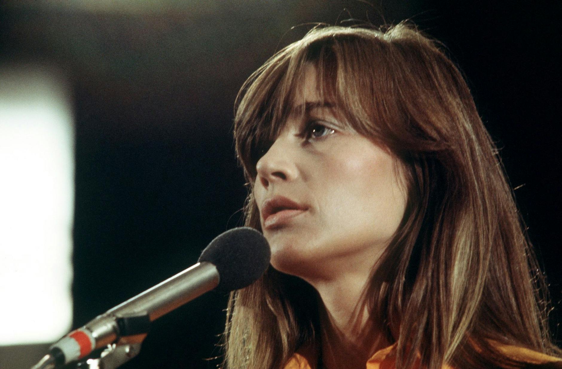 Die französische Sängerin Francoise Hardy bei einem Auftritt im September 1973 in der Musiksendung "Pop 73", die anlässlich der II. Internationalen Funkausstellung in der Berliner Philharmonie stattfand.