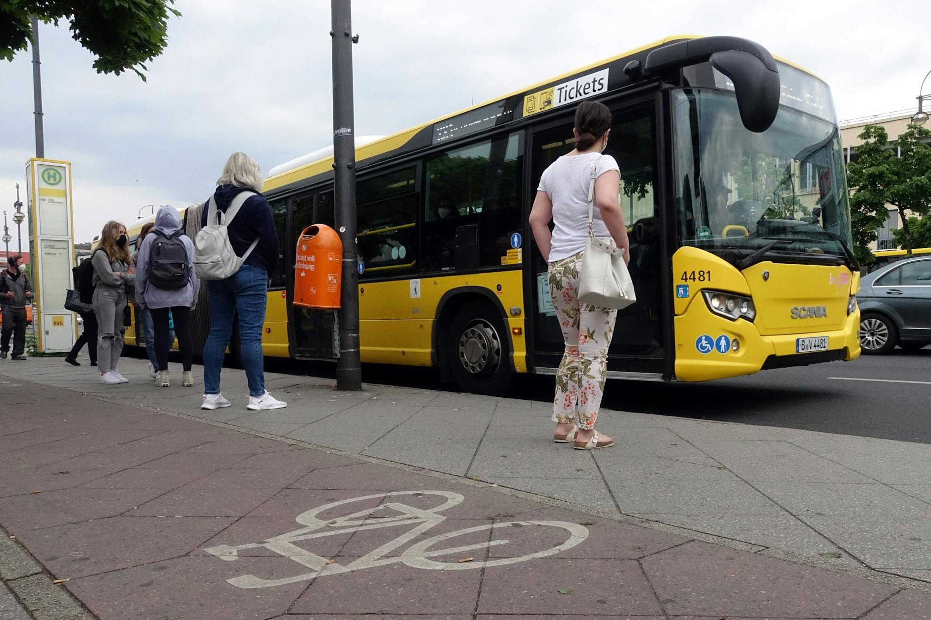 Ein Mann hat am Dienstagvormittag in einem Bus der BVG den Fahrer sowie eine Passantin angegriffen.
