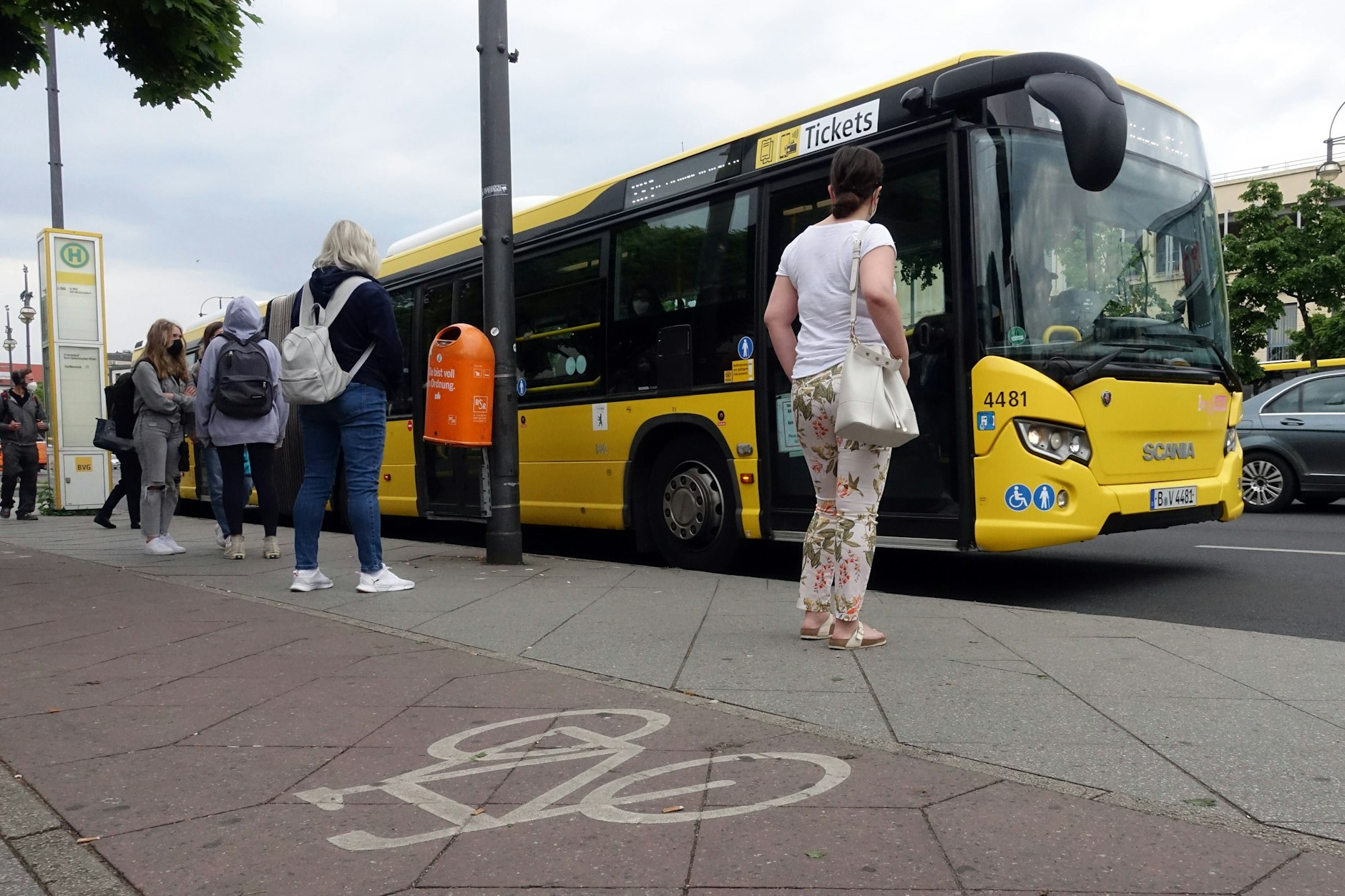 Ein Mann hat am Dienstagvormittag in einem Bus der BVG den Fahrer sowie eine Passantin angegriffen.
