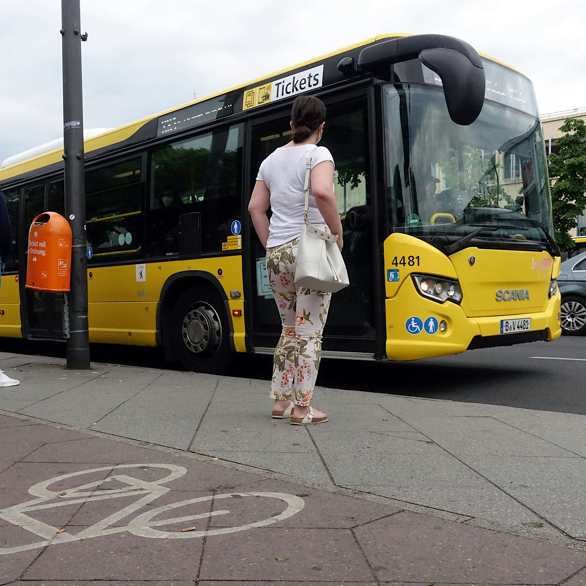Angriff auf BVG-Busfahrer: Mann attackiert zwei Menschen mit Möbelstücken