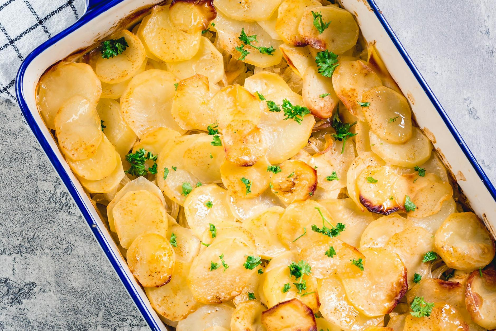 So einfach geht Gratin: Dieses Rezept für Kartoffelauflauf ist schnell gemacht und braucht nur wenige Zutaten.