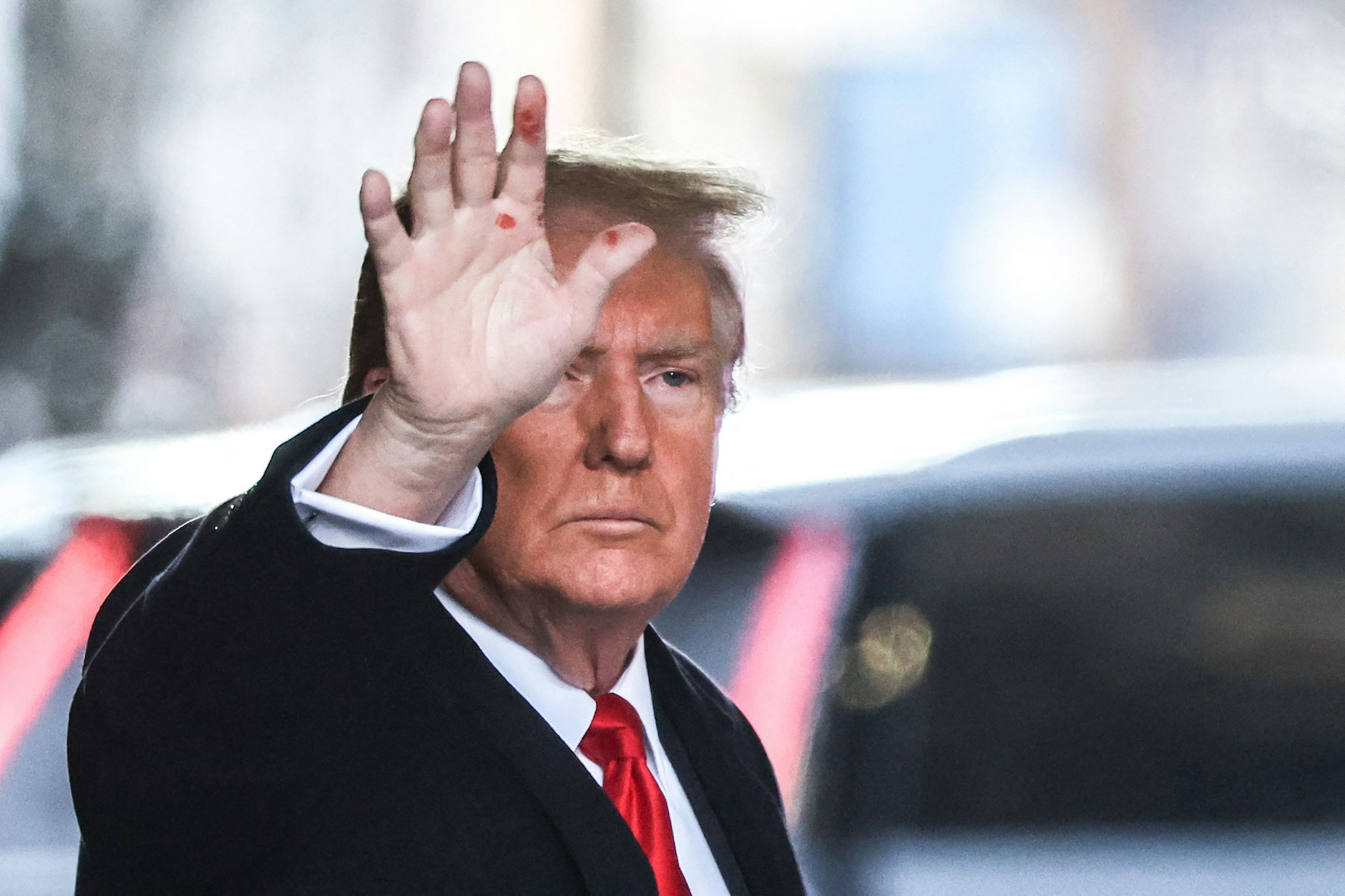 Der ehemalige US-Präsident Donald Trump kurz vor Beginn der Gerichtsverhandlung: Der Richter drohte an,&nbsp; Trump wegen zahlreicher Störungen des Gerichtssaals zu verweisen.&nbsp;