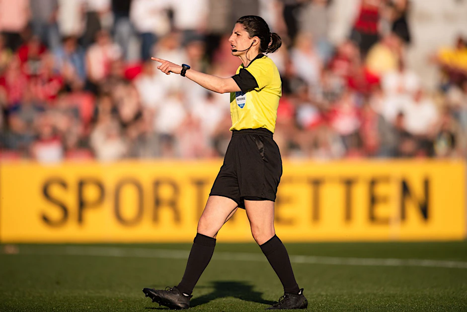 ARCHIV - Zu wenig Schiedsrichterinnen, auch im Spitzenfußball: Das Kastensystem mit Trennung von männlichen und weiblichen Referees sorgt für Kritik.  