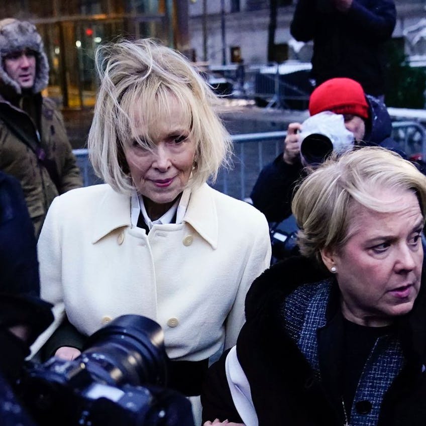 Die Autorin E. Jean Carroll verlässt das Bundesgericht in Manhattan nach dem Beginn ihres zweiten Verleumdungsprozesses gegen Donald Trump. 