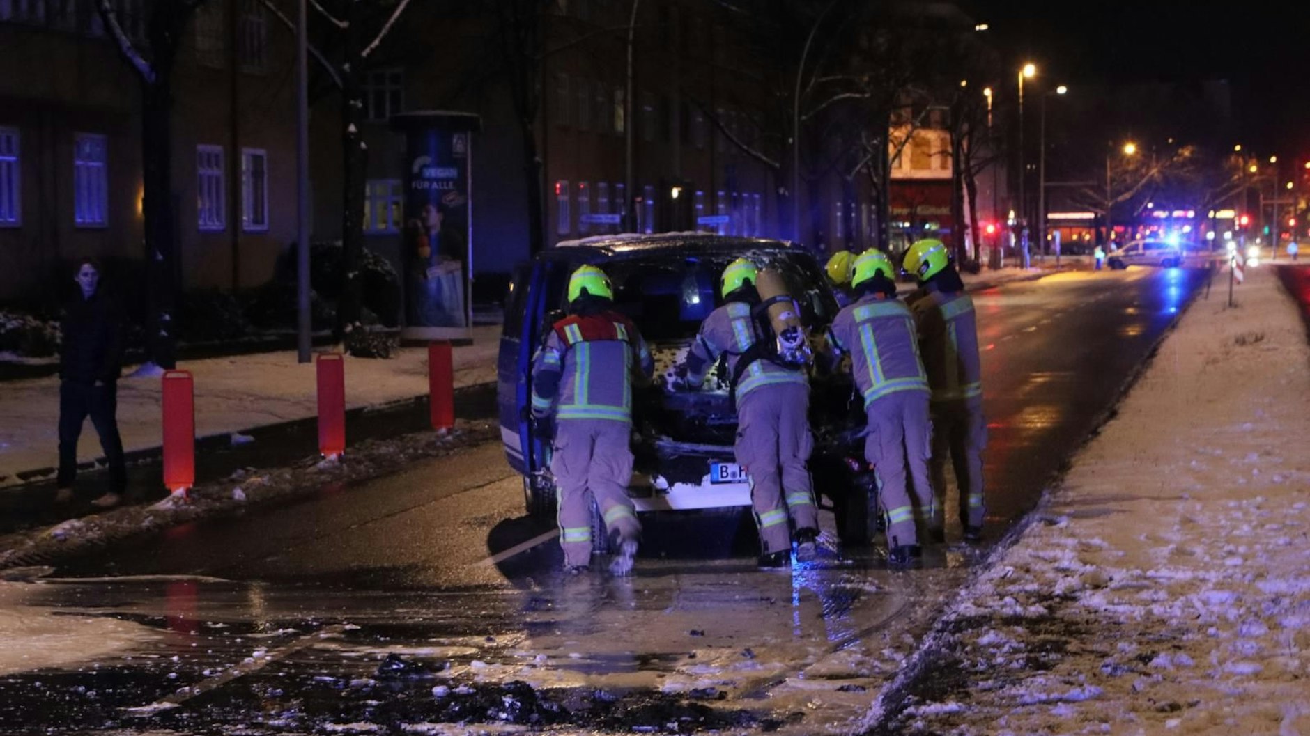 Ein Auto geriet in Adlershof bei voller Fahrt in Flammen.