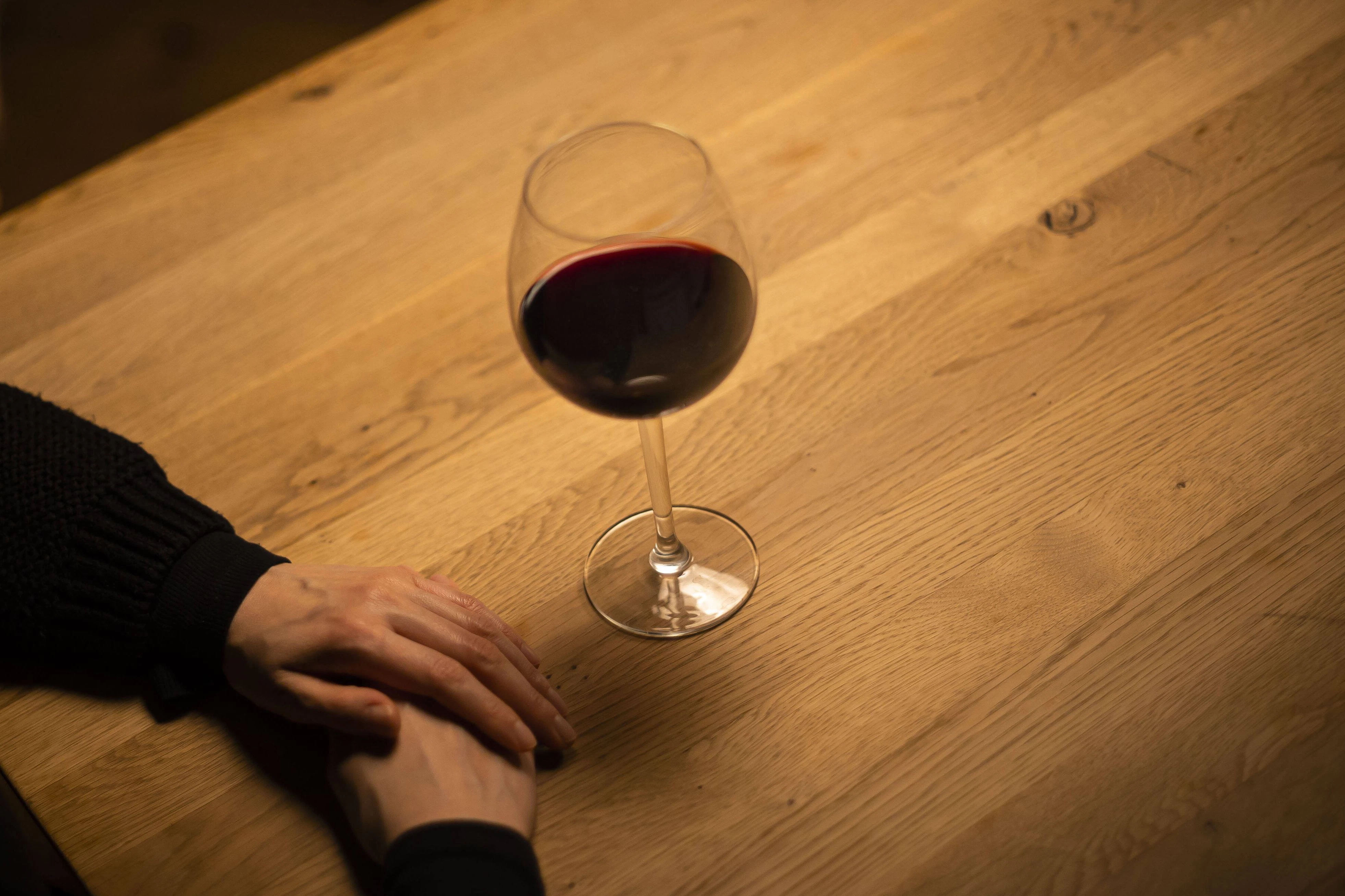 Ein halber Liter Bier oder ein kleines Glas Wein oder Sekt entsprechen in etwa 20 Gramm Alkohol.