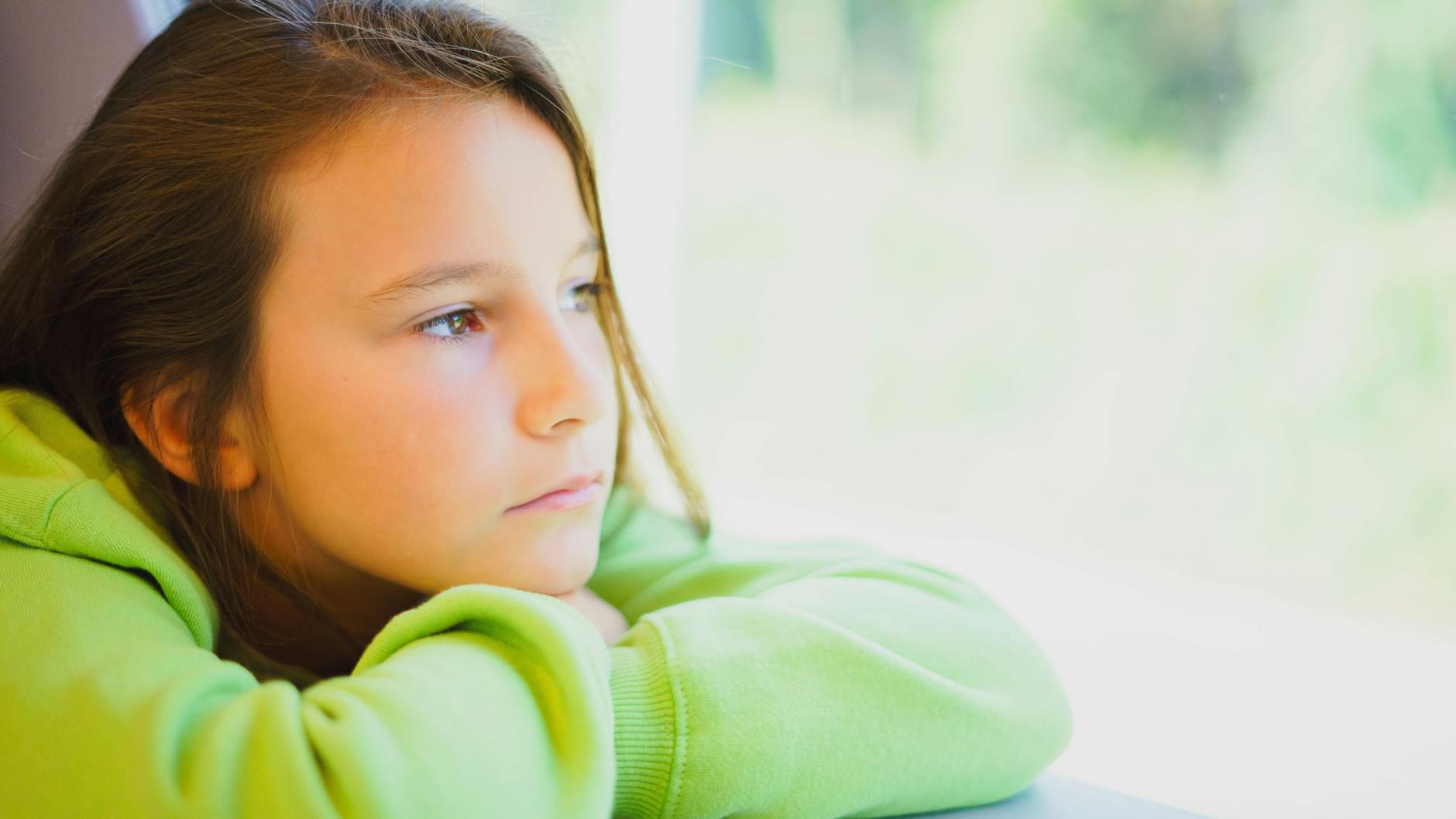 Einsamkeit kann auch für Kinder ein Problem sein. Gut 12 Prozent der 15-Jährigen gaben in der Pisa-Studie an, in der Schule einsam zu sein.