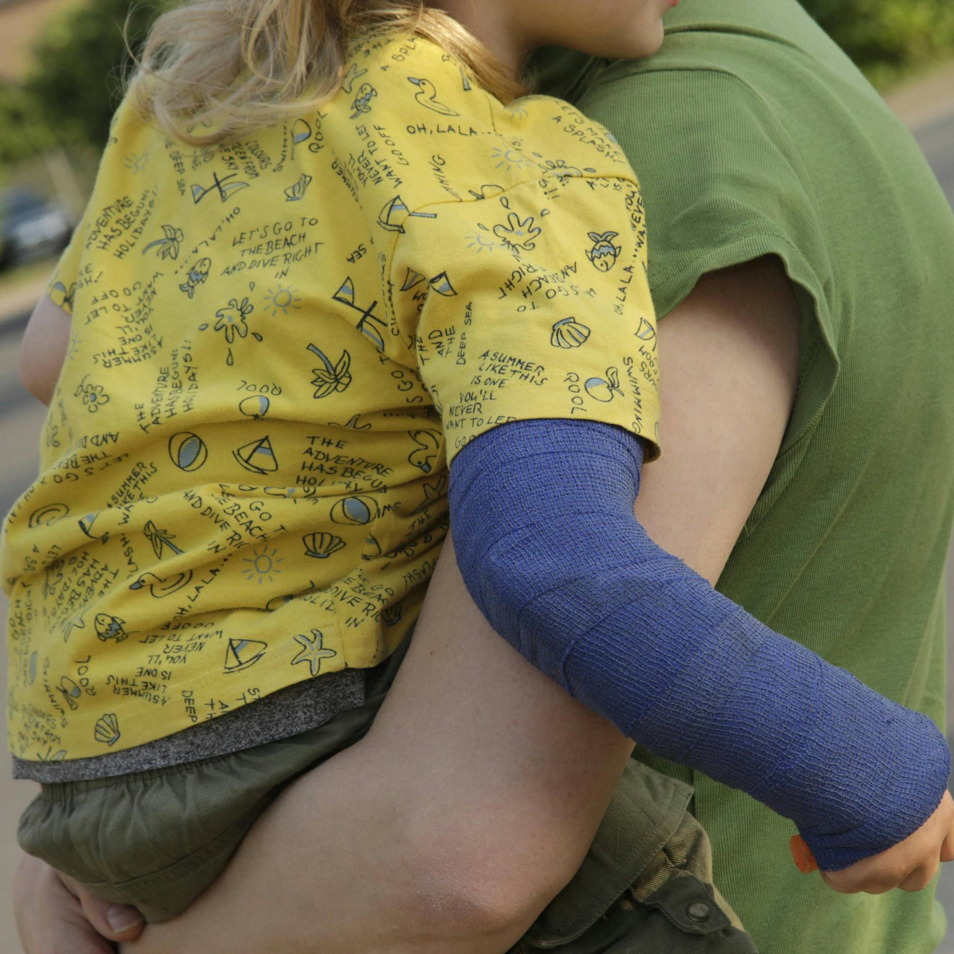 Üble Fahrerflucht: Autofahrer fährt kleines Mädchen an und verschwindet