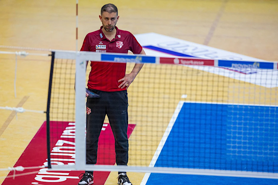 ARCHIV - Trainer Riccardo Boieri vom SC Potsdam im Spiel SSC Palmberg Schwerin gegen SC Potsdam.  