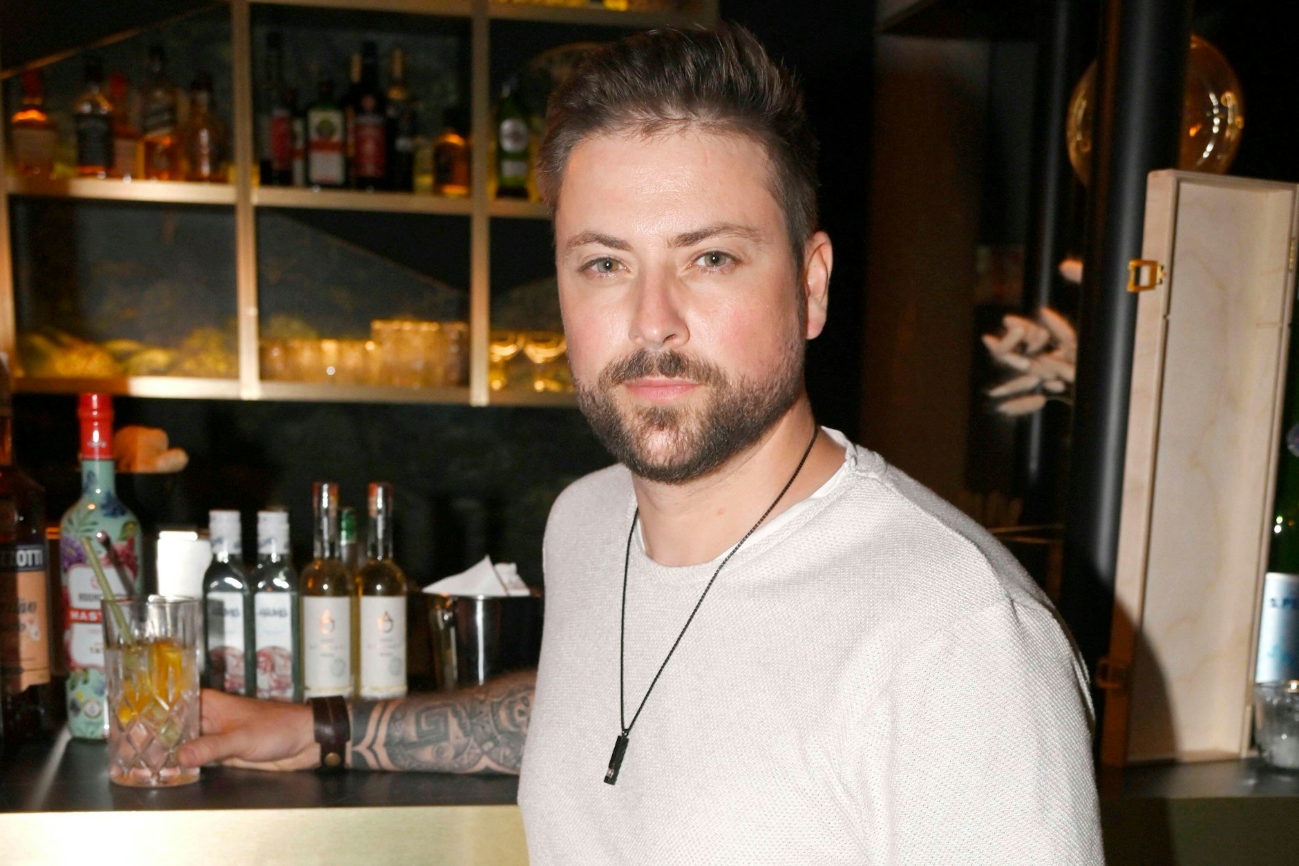 Der Schauspieler Felix von Jascheroff wurde als Kind adoptiert, wie er jetzt in einem Interview berichtete. 