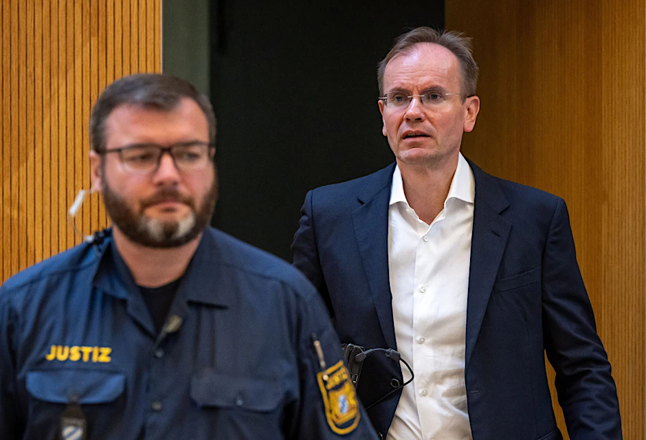 ARCHIV - Der früheren Wirecard-Vorstandschef Markus Braun (r) wird von einem Justizbeamten in den Gerichtssaal begleitet (Archivbild).  