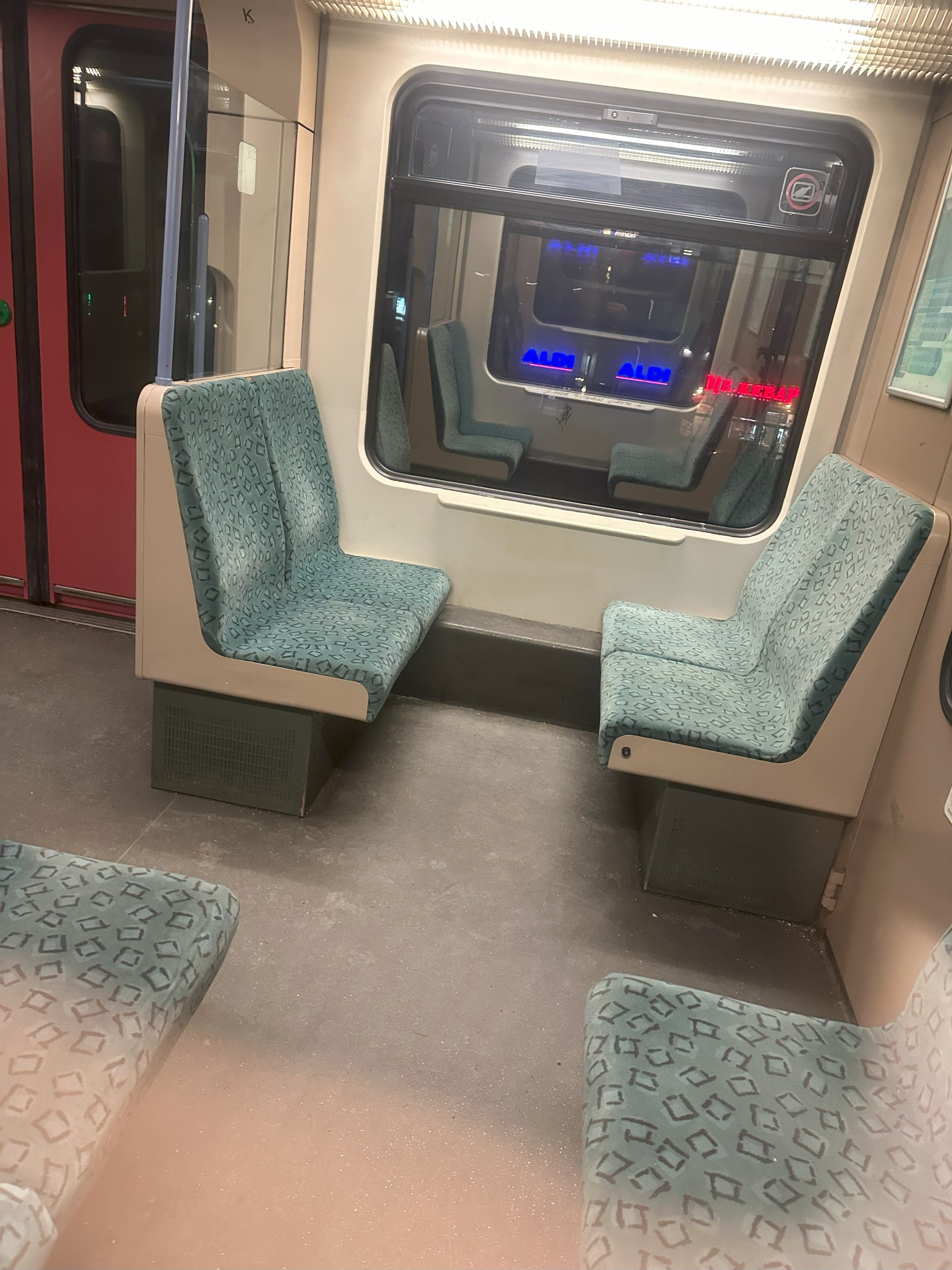 Ekel-Alarm in der S-Bahn: Bettwanzen auf den Sitzen der S3 nach Köpenick?