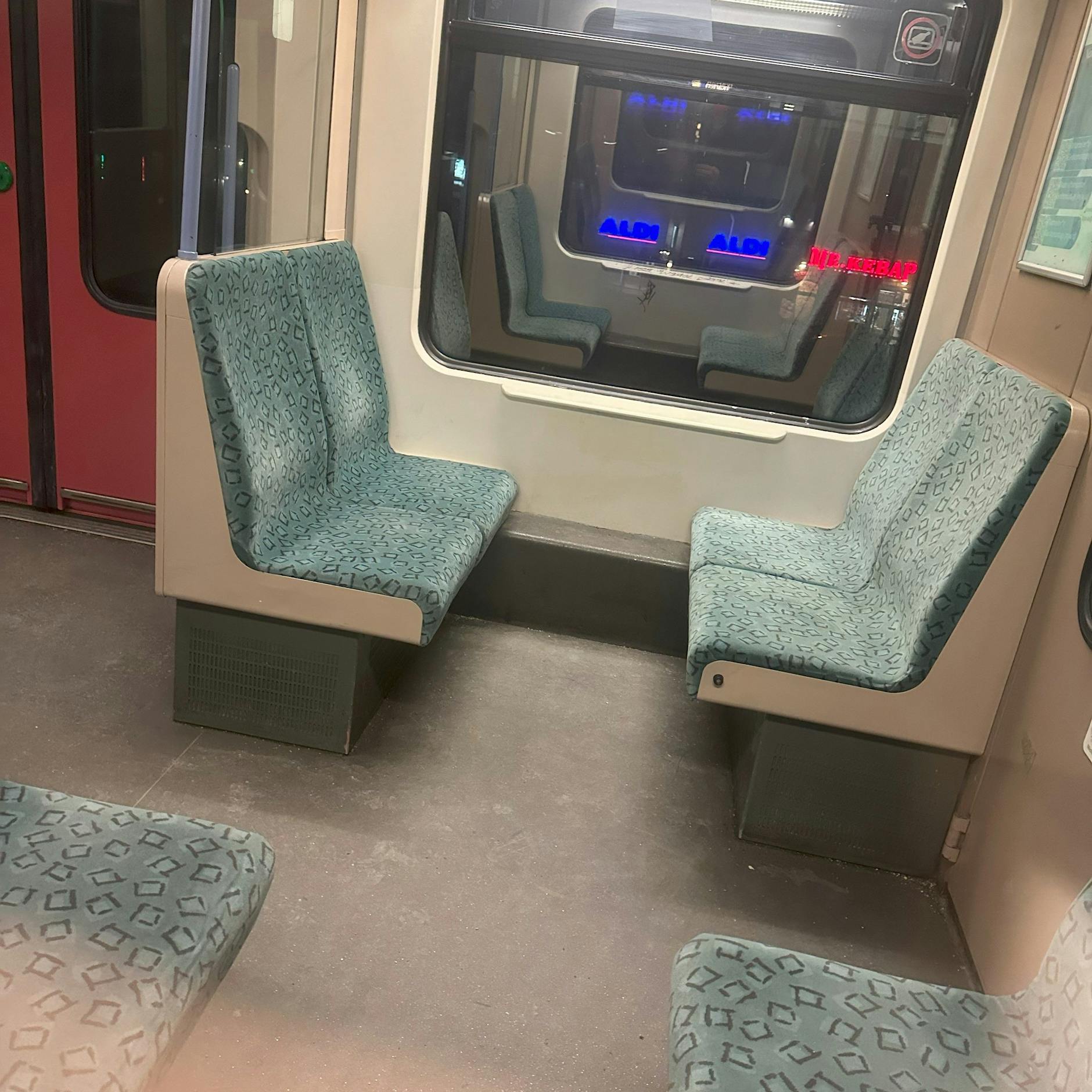 Ekel-Alarm in der S-Bahn: Bettwanzen auf den Sitzen der S3 nach Köpenick?