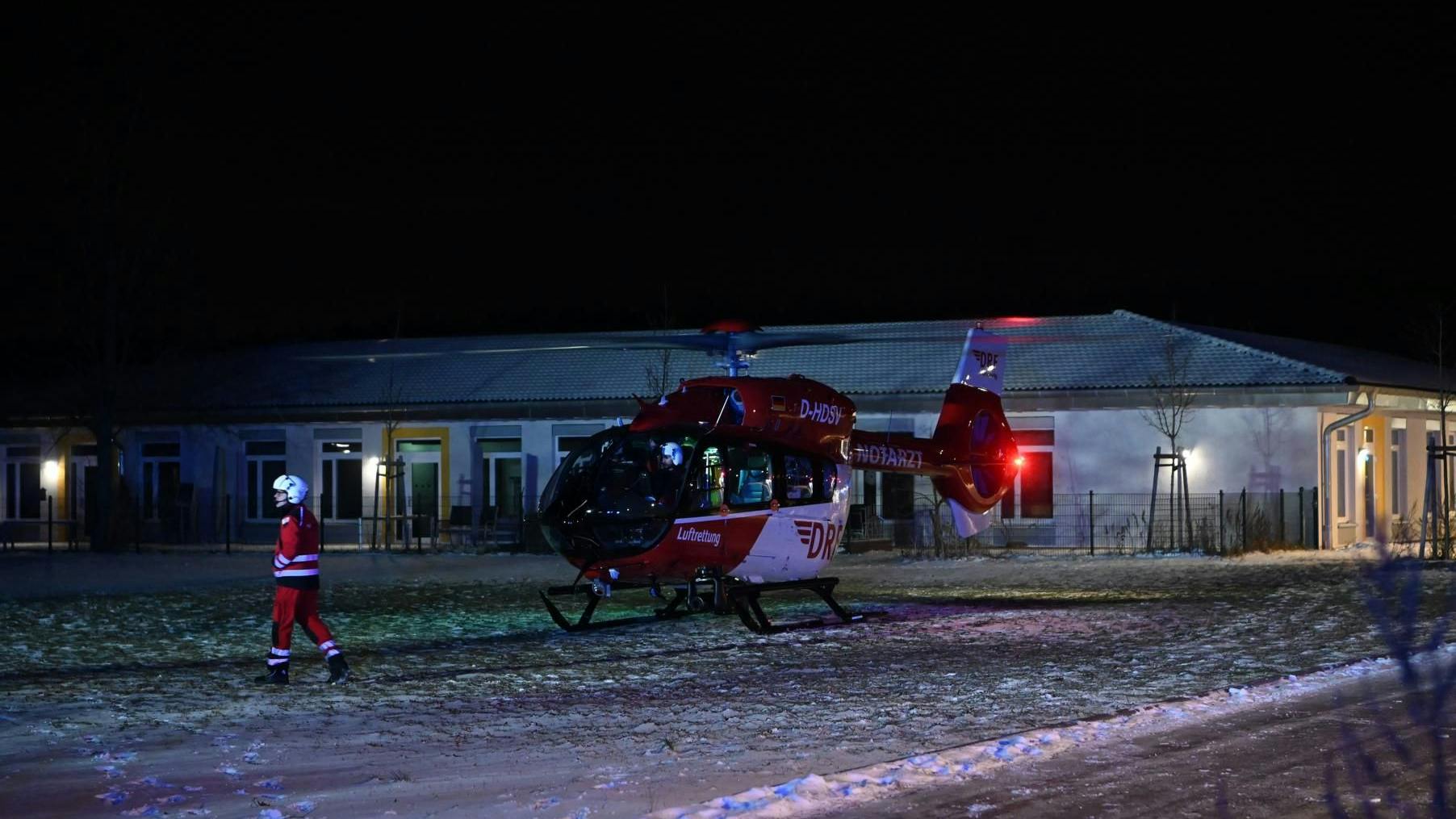 In Spandau wurde eine Person bei einem Brand so schwer verletzt, dass der Rettungshubschrauber zum Einsatz kam.